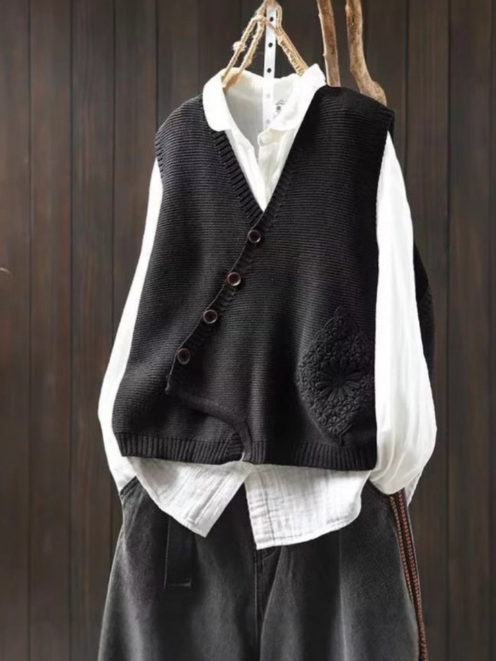 Elowen | Knitted vest – stylish and cozy accessory for your wardrobe